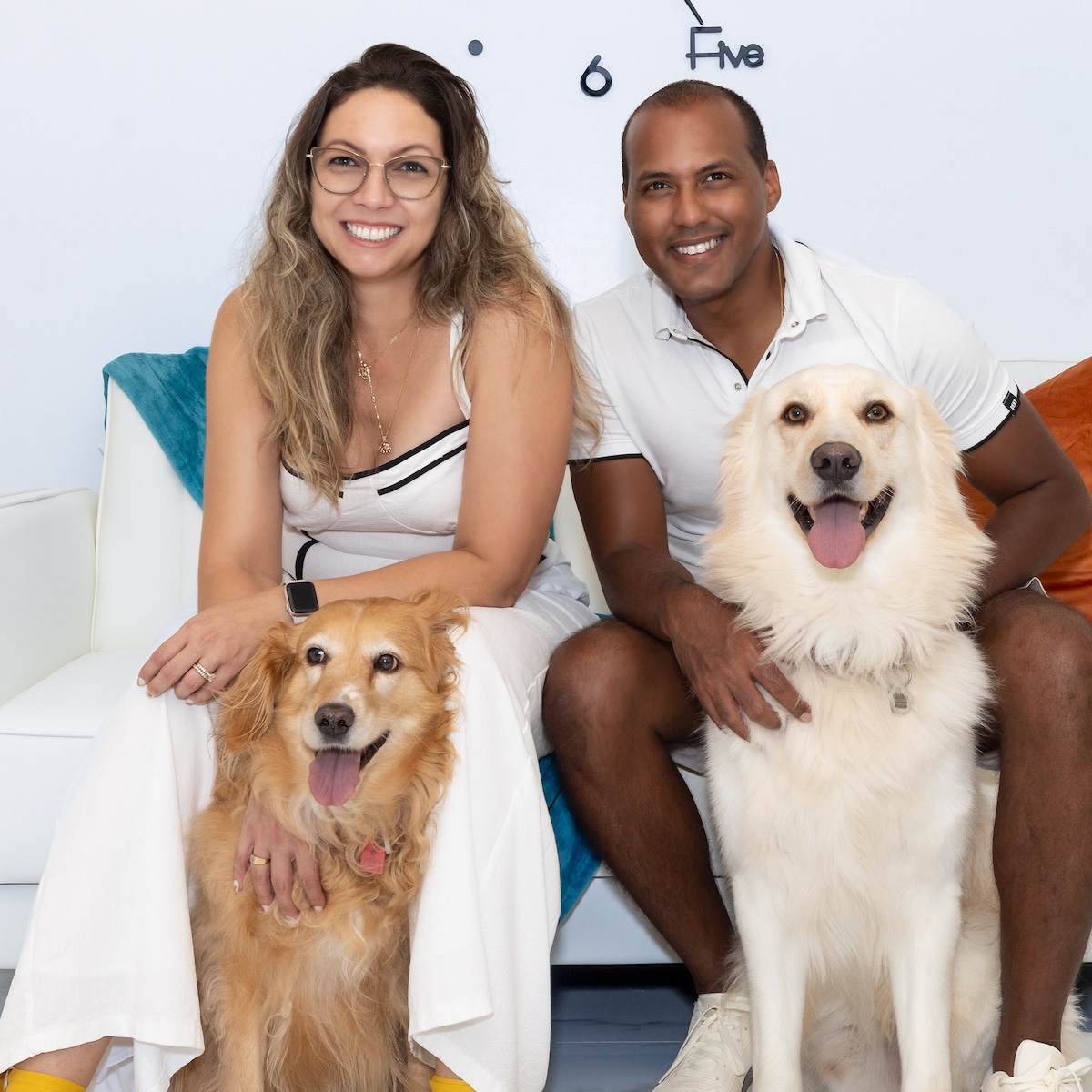 Jorge y Rose con sus dos perros