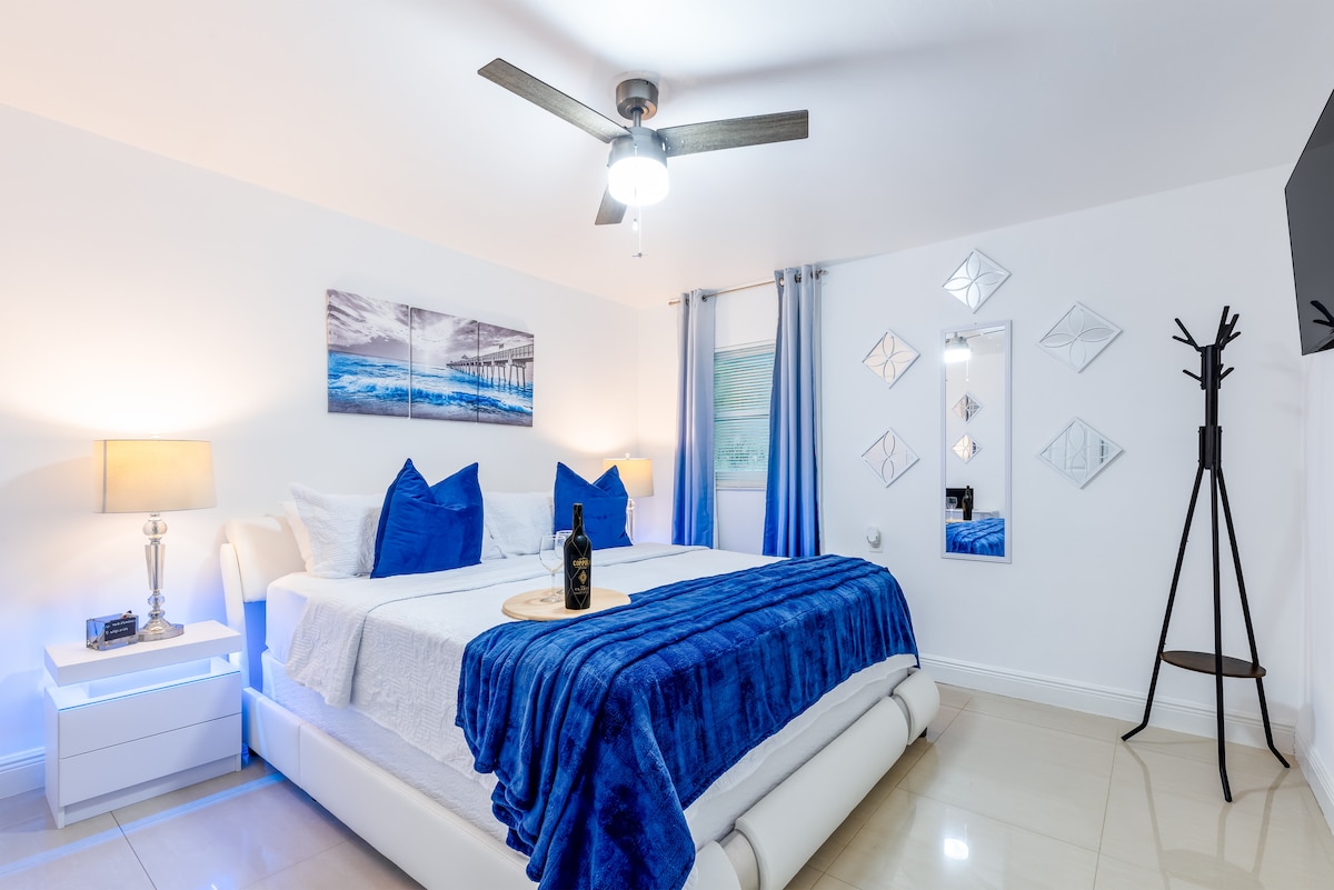 Recámara de Casa Azul con almohadas y cobija azul
