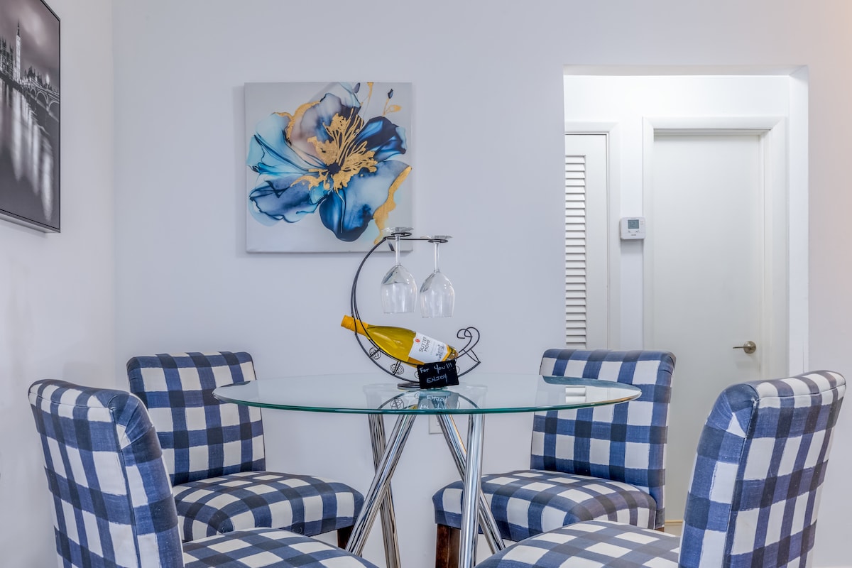 Comedor con sillas de cuadros azules