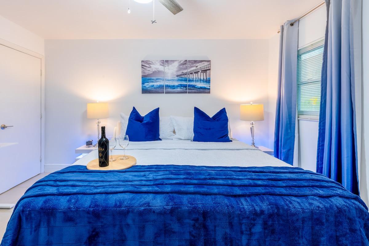 Cama con cobija azul y arte de muelle