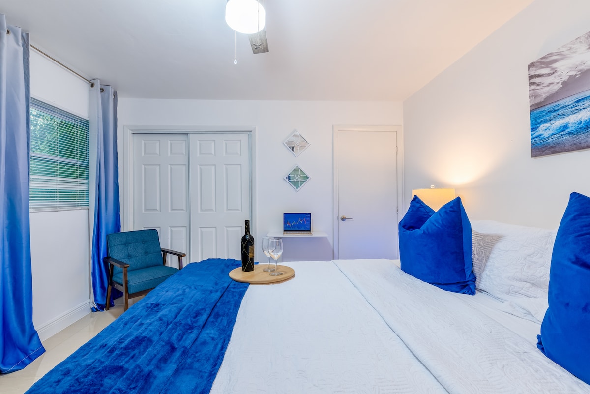 Rincón de trabajo y closet en Casa Azul
