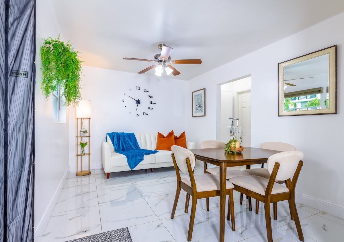 Sala y comedor con piso de mármol