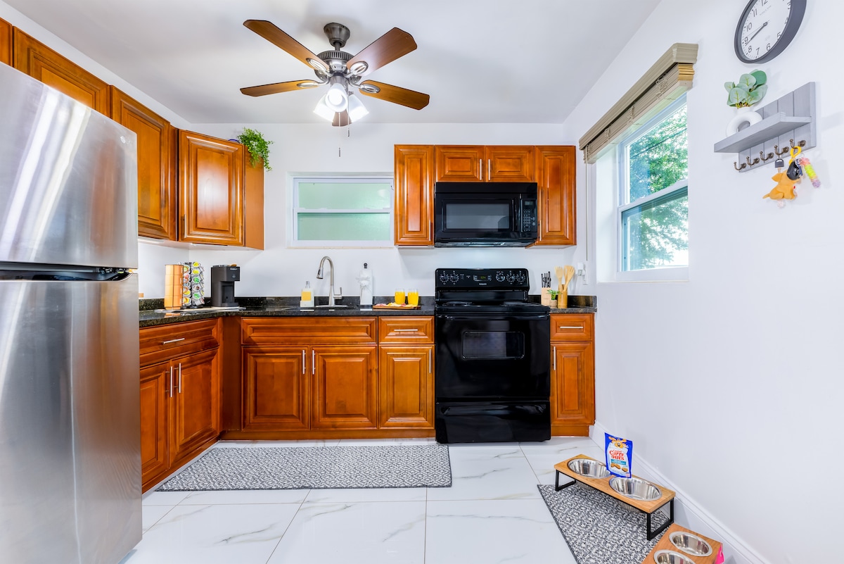 Cocina equipada con electrodomésticos de acero