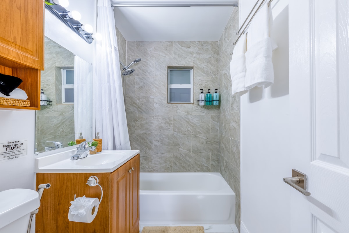 Baño con ducha y toallas