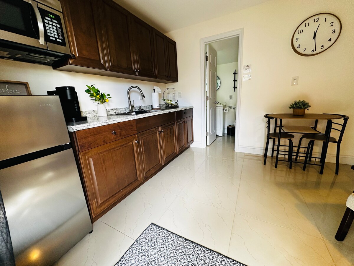 Cocina compacta y mesa de dos puestos