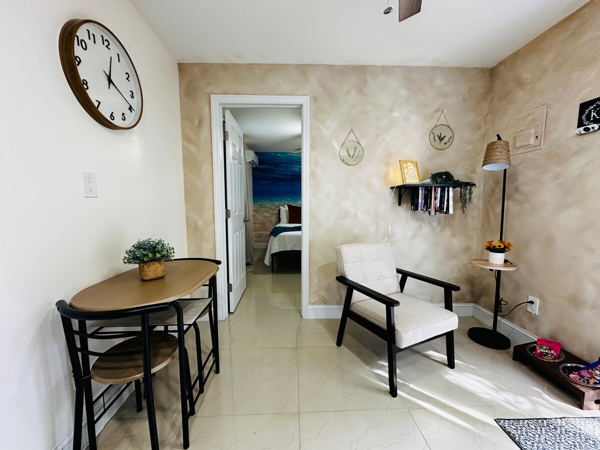 Sala pequeña con escritorio y sillón