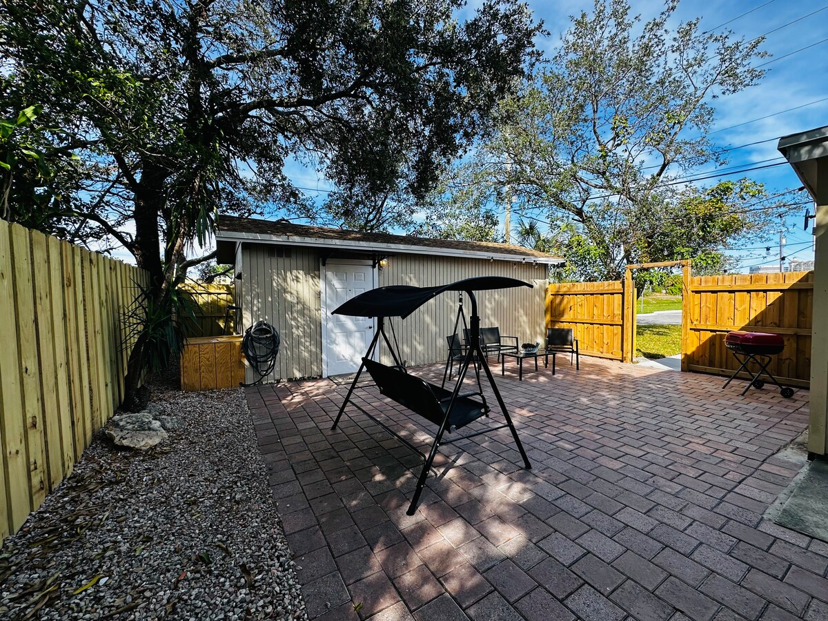 Patio cercado con columpio y parrilla